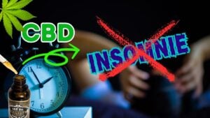 O sticlă de ulei de CBD pe o noptieră într-un dormitor liniștit, cu lumina lunii intrând pe fereastră.